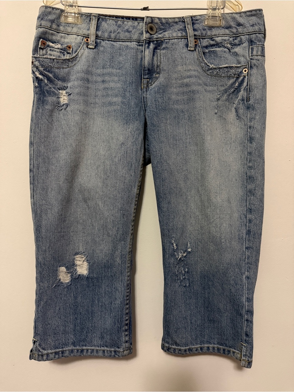 American Eagle Outfitters Women’s Light Blue Distressed Cropped Jeans-size 10